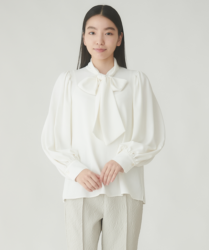 バックサテンジョーゼットボウタイブラウス – FACE SANS FARD バックサテンジョーゼットボウタイブラウス – FACE SANS FARD