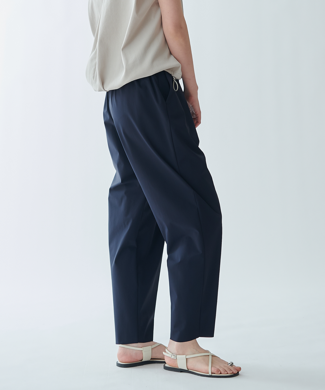 テーパードパンツ
