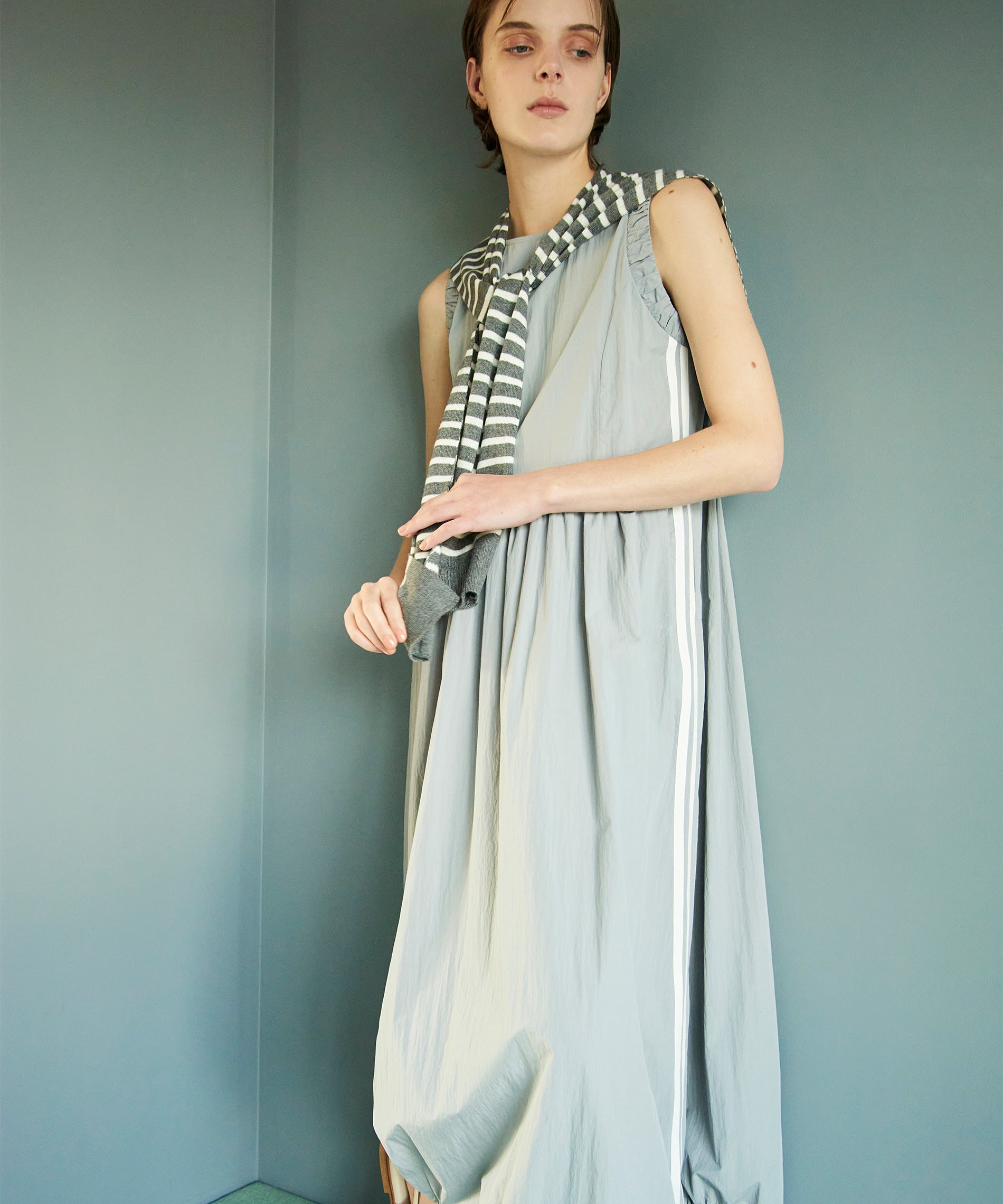 サイドラインノースリーブワンピース – FACE SANS FARD