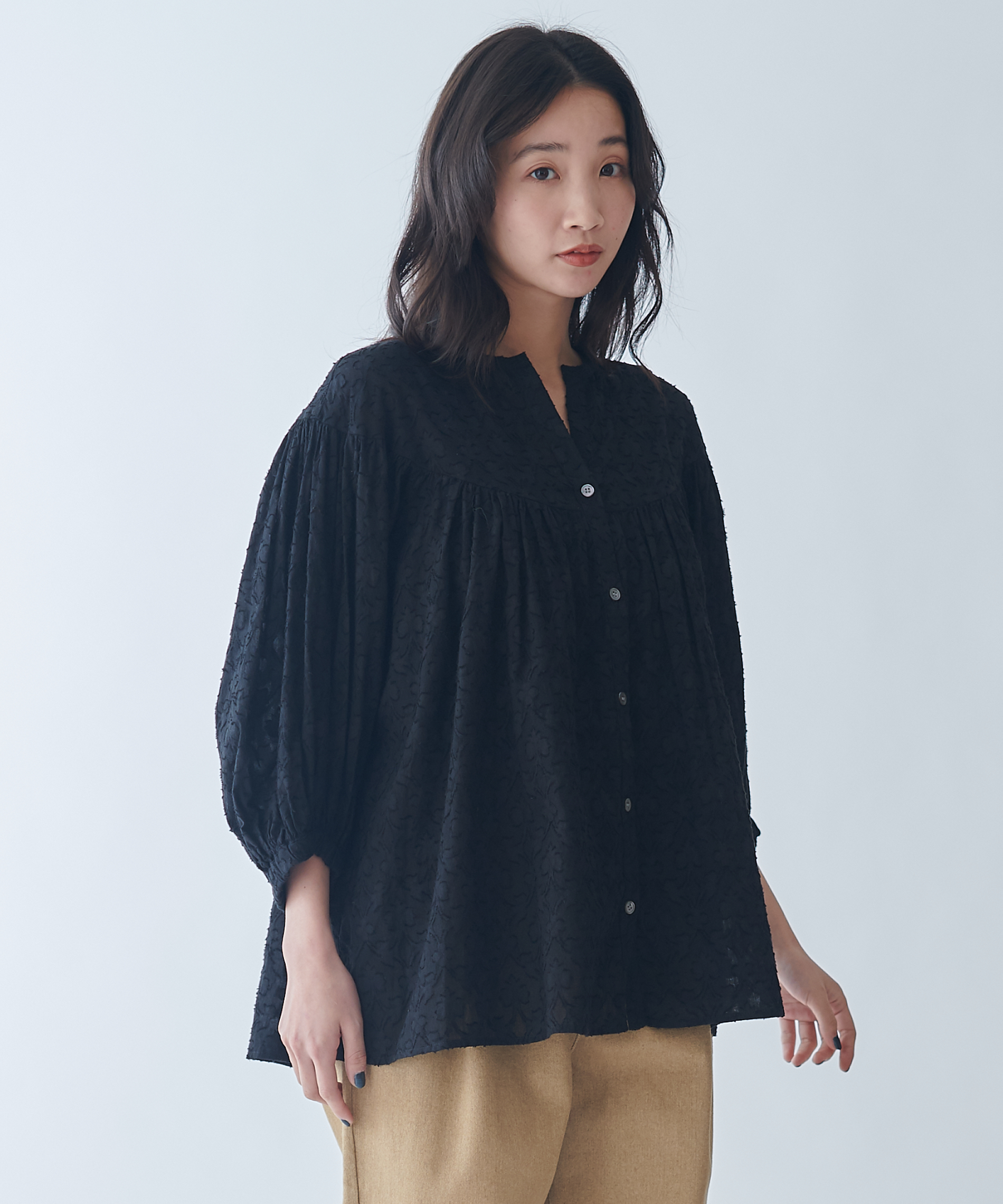 ブラックギャザースリーブブラウス