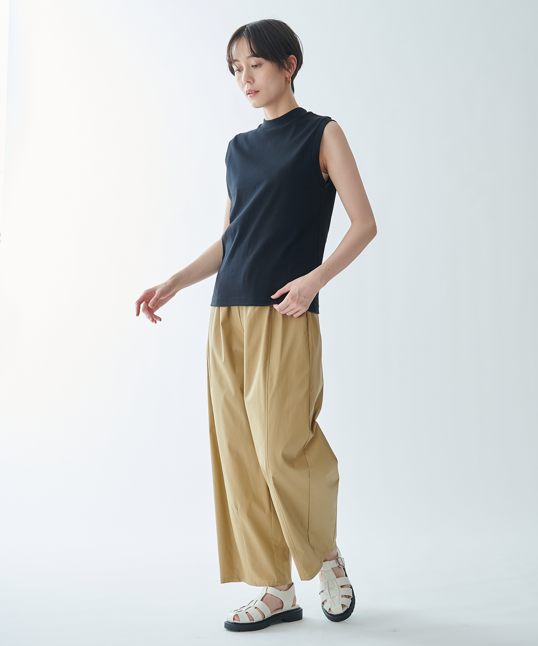 ハイネックノースリーブトップス
