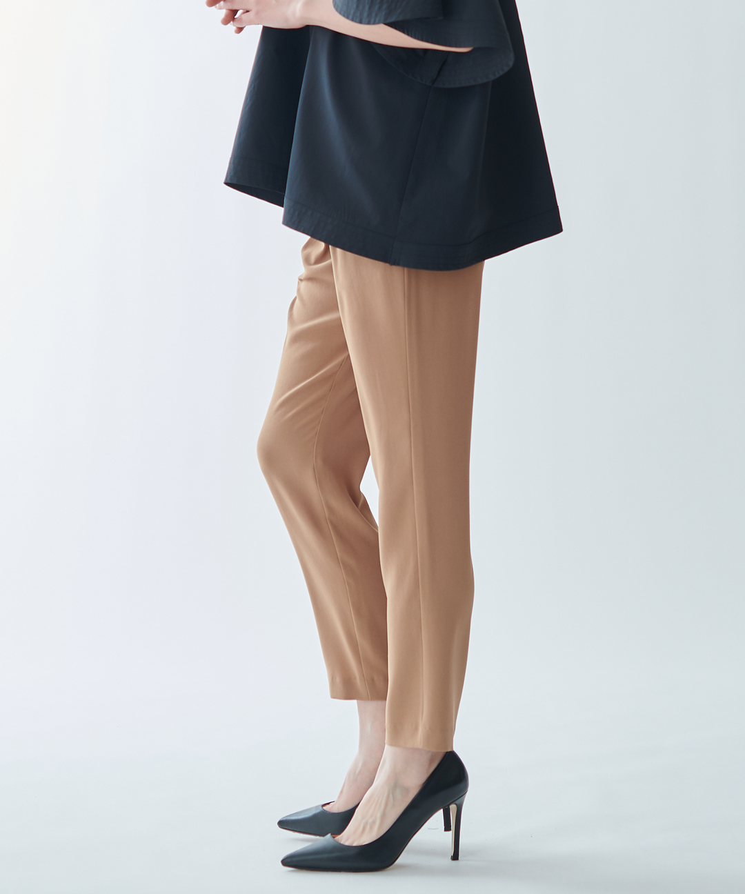 シンプルテーパードパンツ
