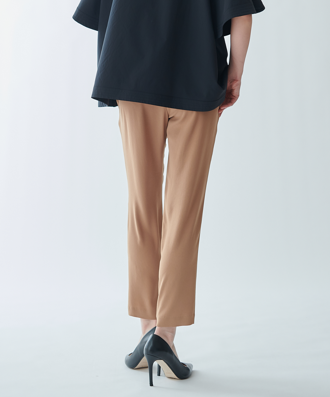 シンプルテーパードパンツ