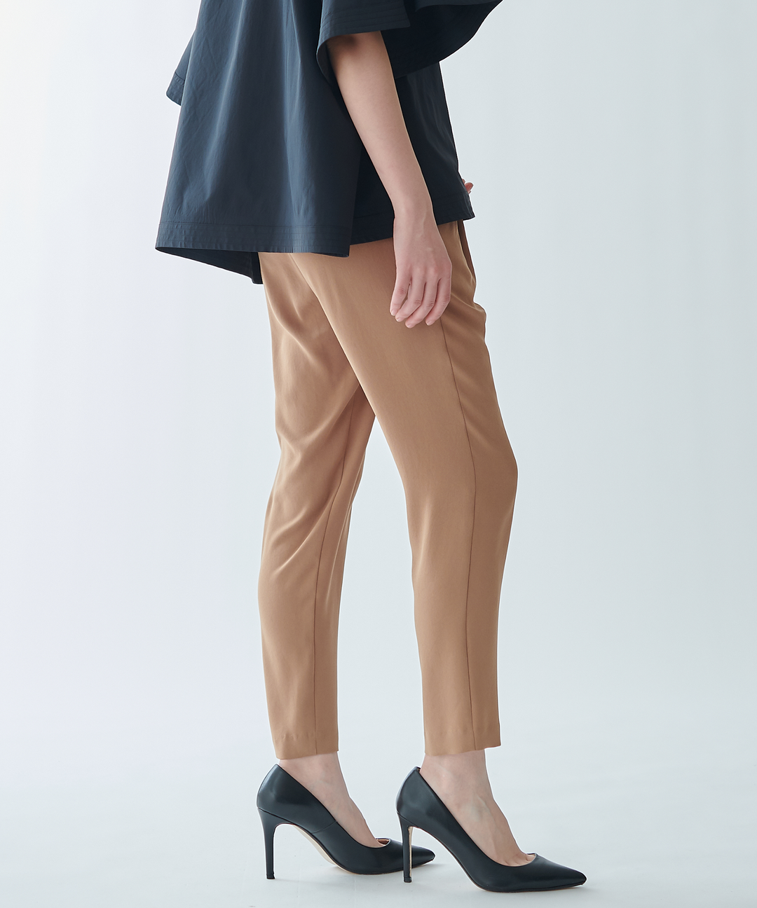 シンプルテーパードパンツ