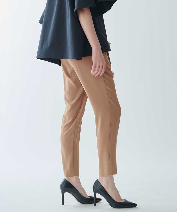シンプルテーパードパンツ