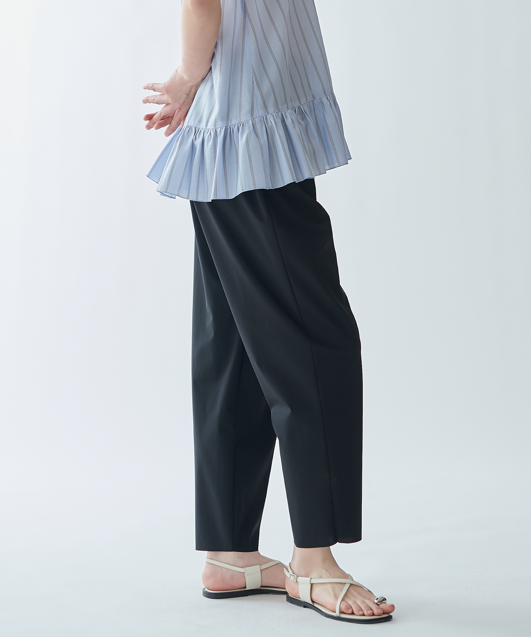 テーパードパンツ