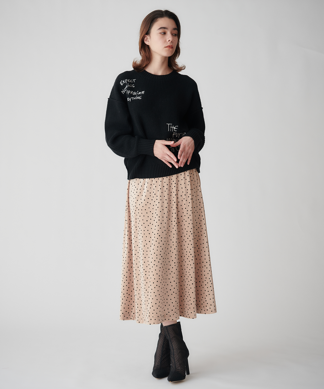 レタリング刺繍クルーネックニット