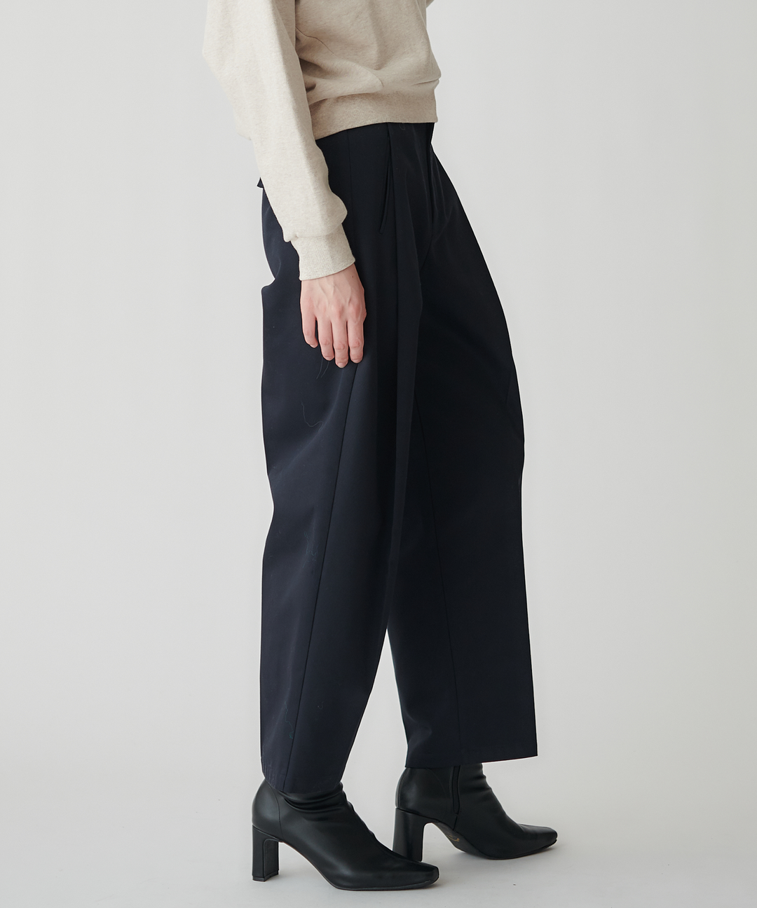 タックワイドテーパードパンツ