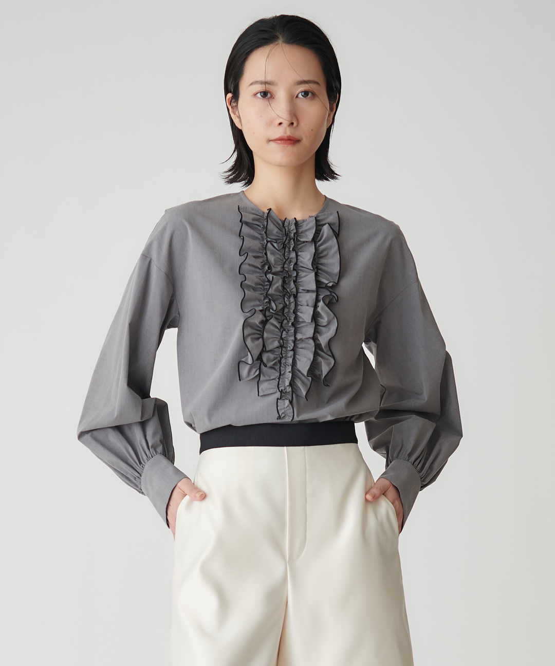 ノーカラーフリルブラウス – FACE SANS FARD ノーカラーフリルブラウス – FACE SANS FARD