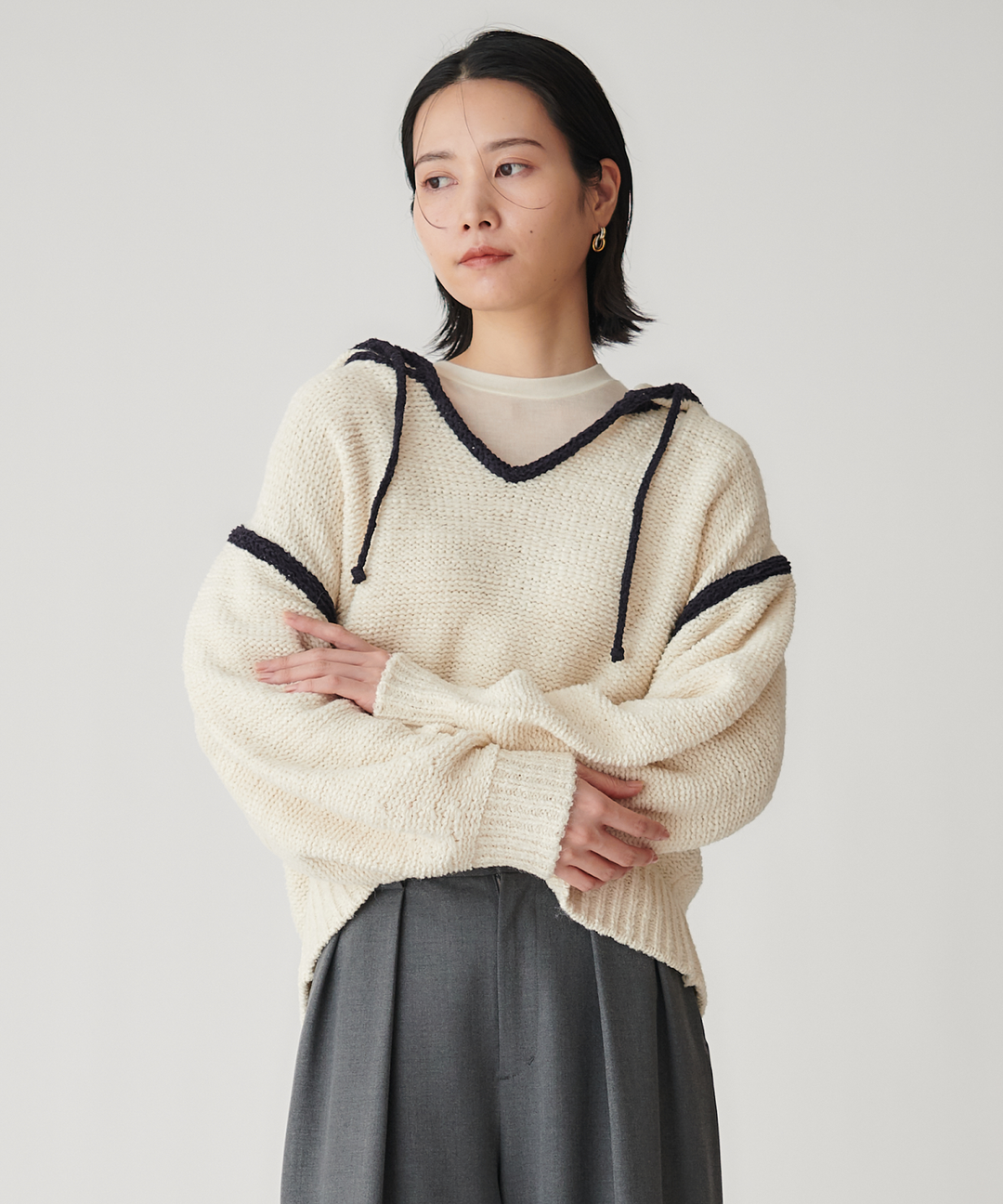 フード付きプルオーバーニット