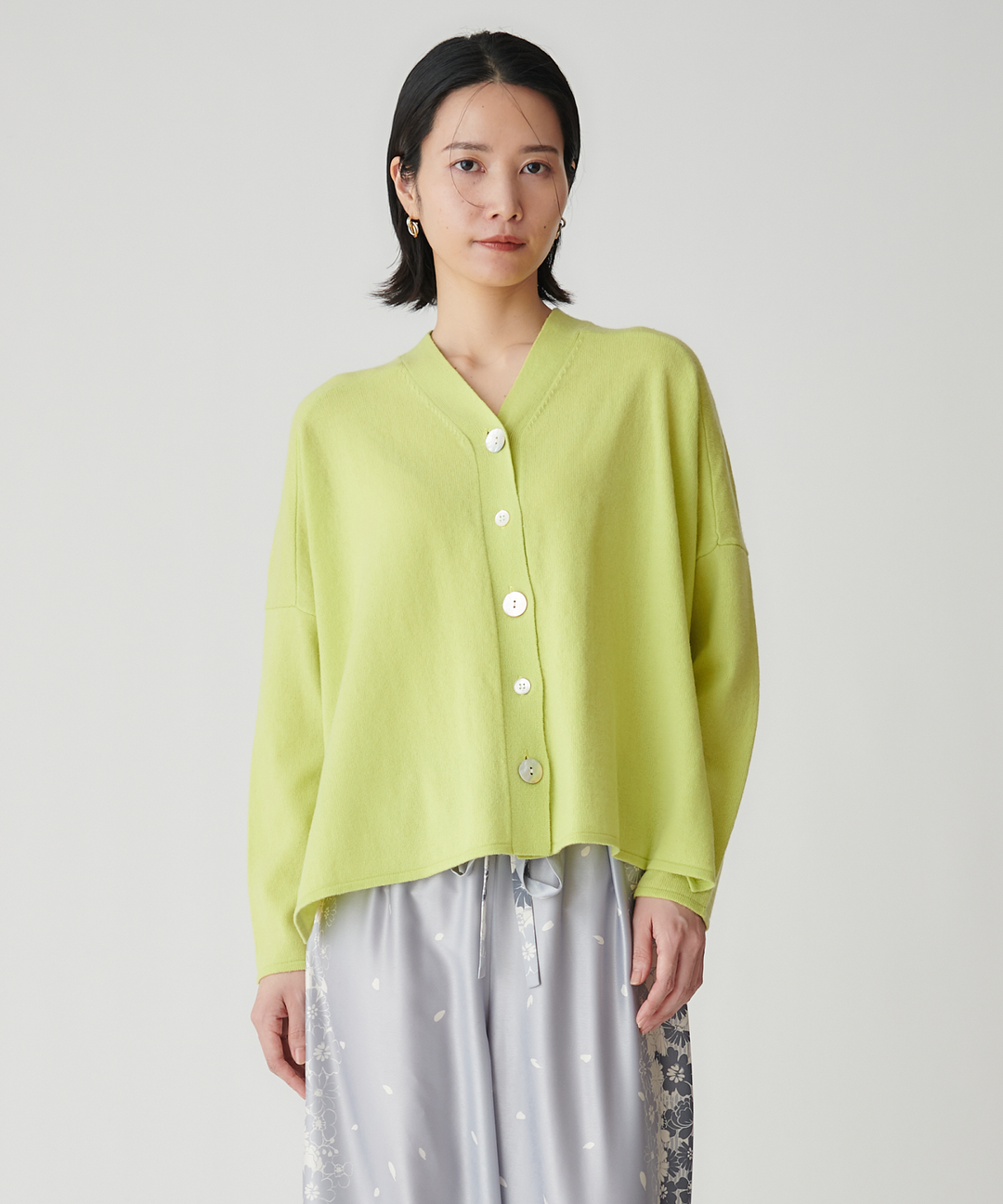 Vネックニットカーディガン – FACE SANS FARD Vネックニットカーディガン – FACE SANS FARD