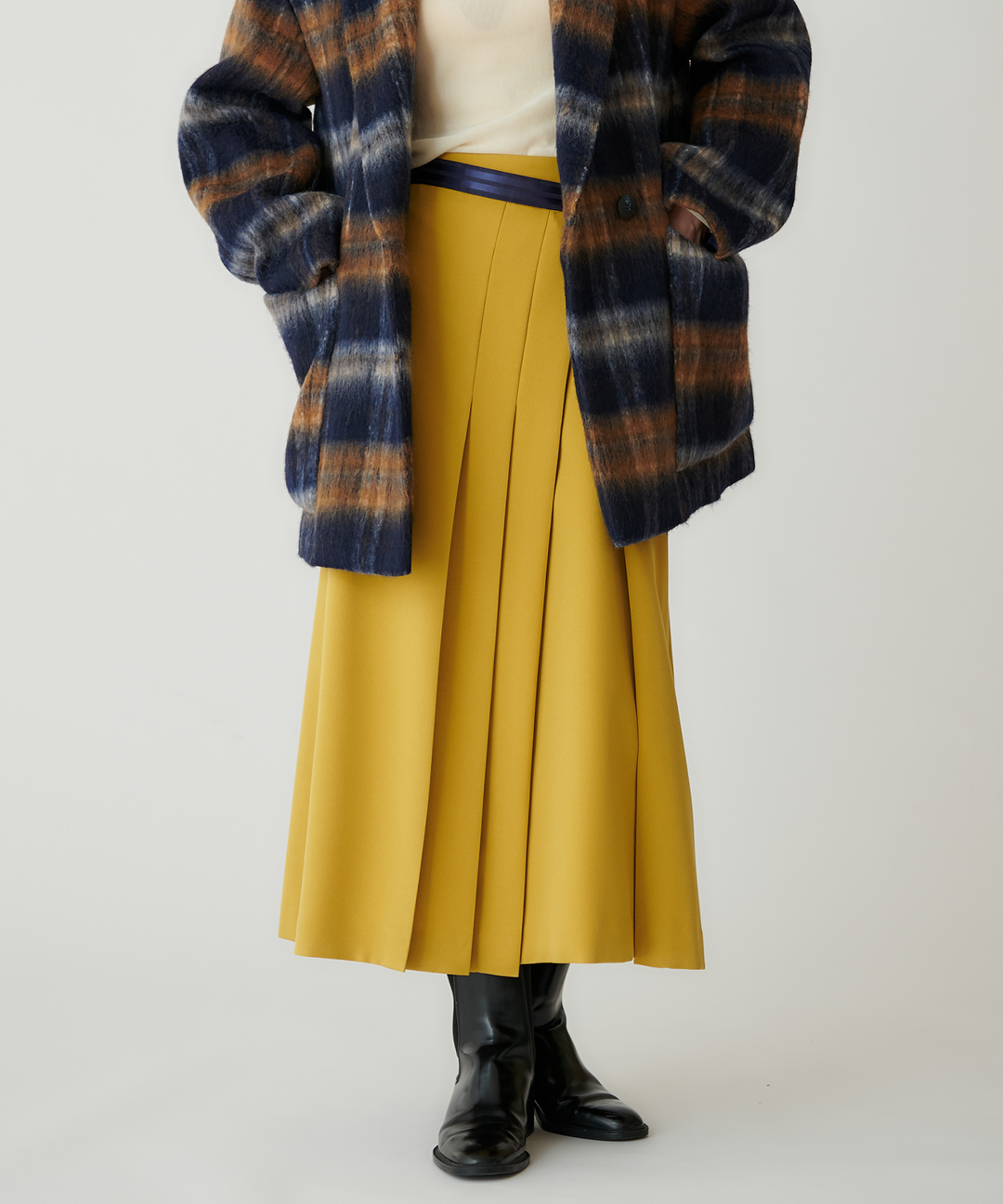 モデル H：167cm / 38 / マスタード