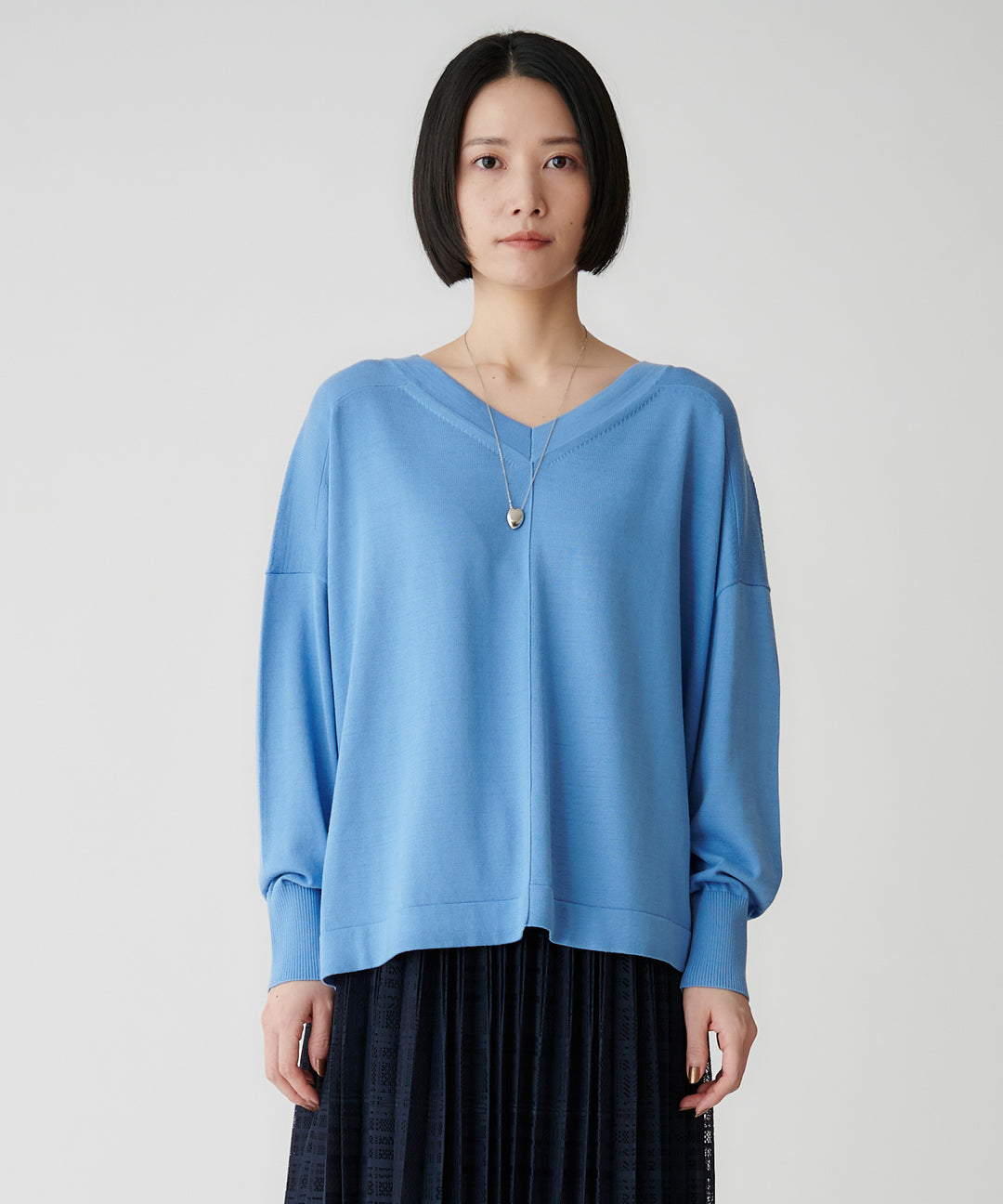 シンプルVネックニット