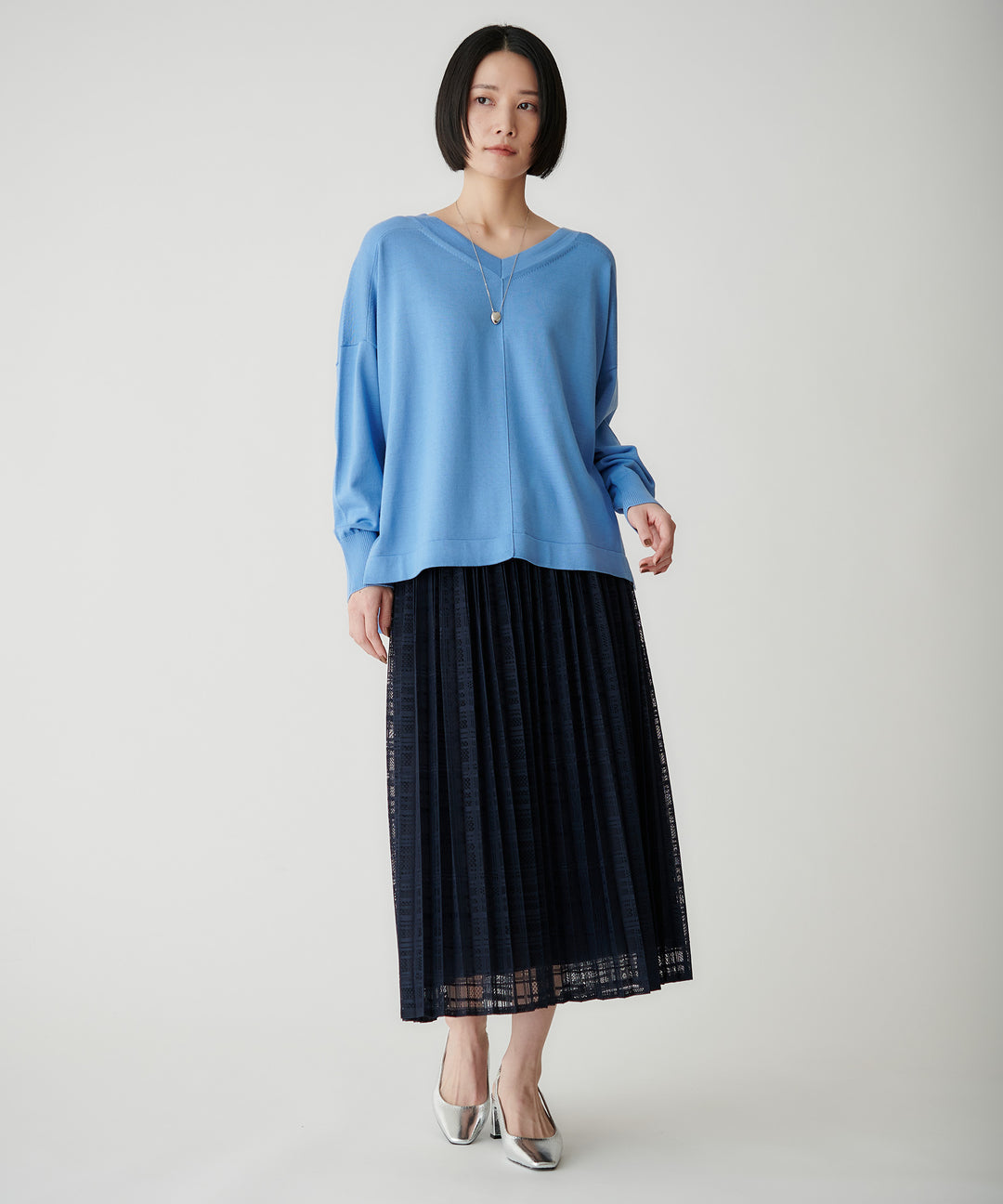 シンプルVネックニット