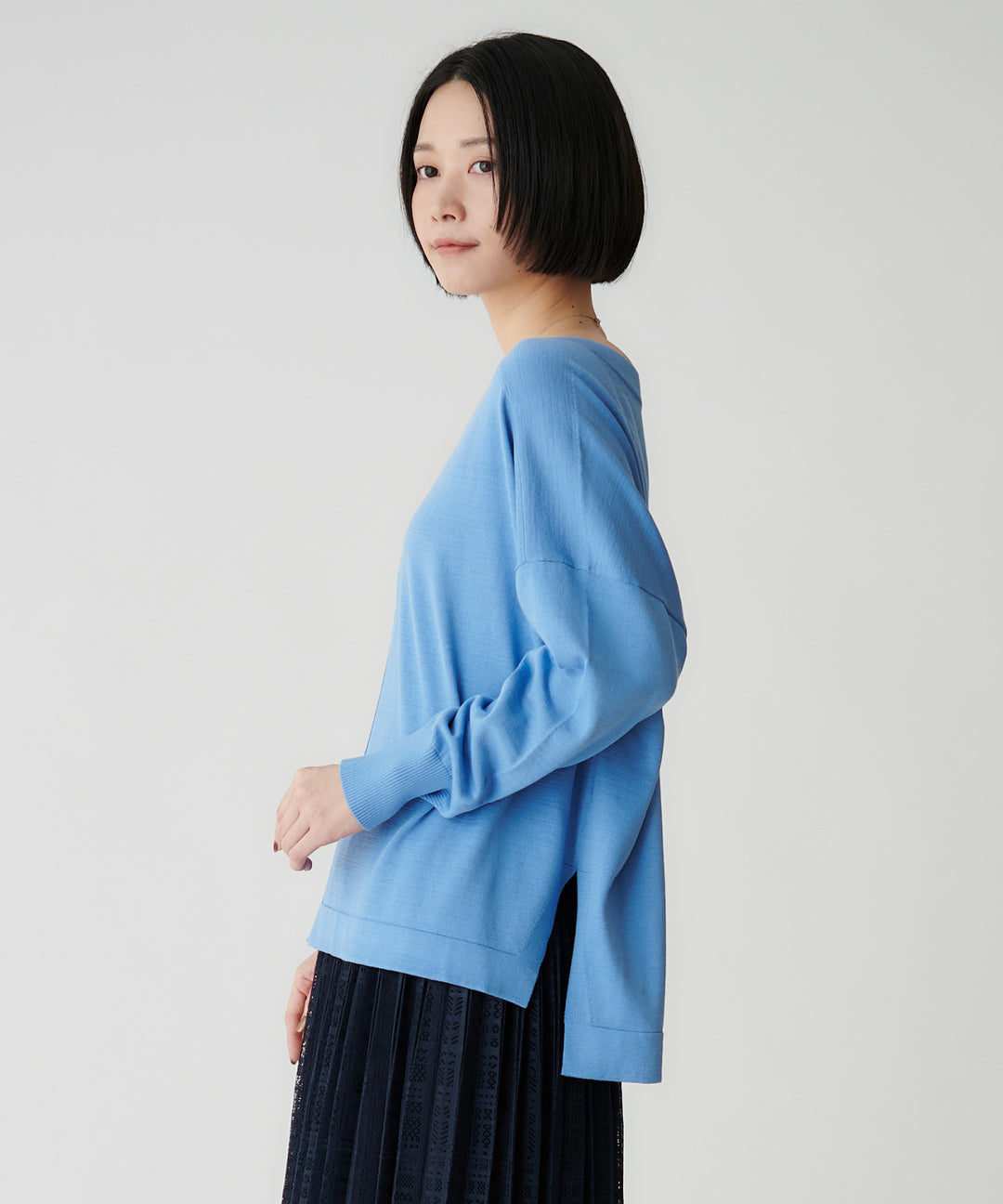 シンプルVネックニット