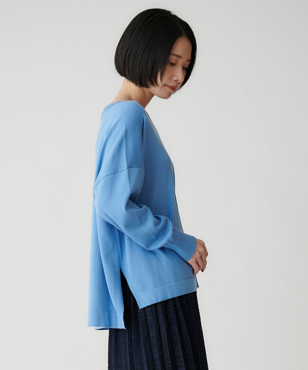 シンプルVネックニット