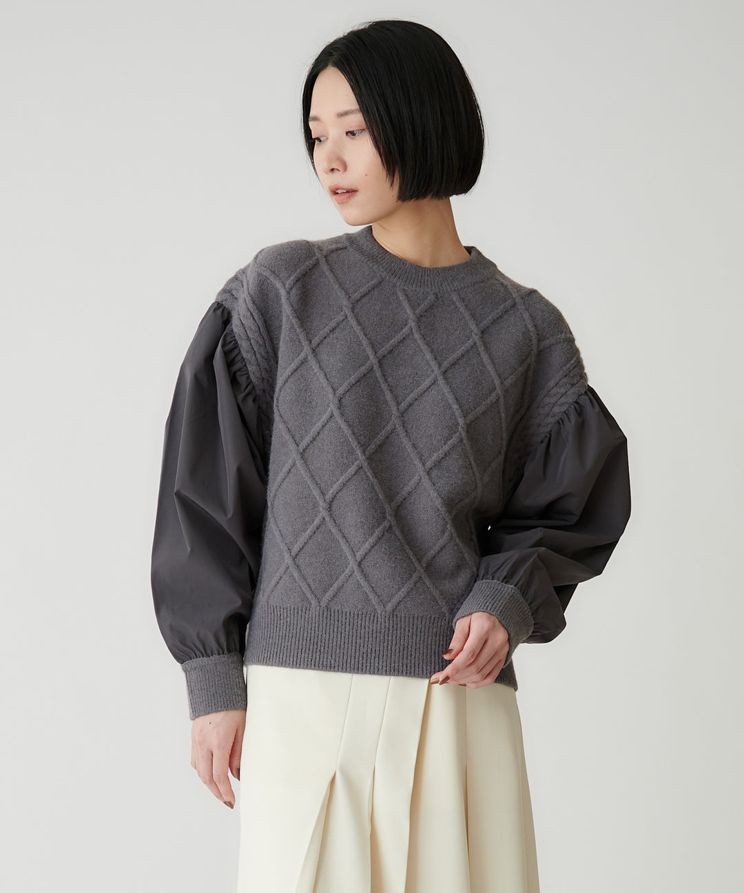 ケーブル×布帛スリーブ異素材ニット