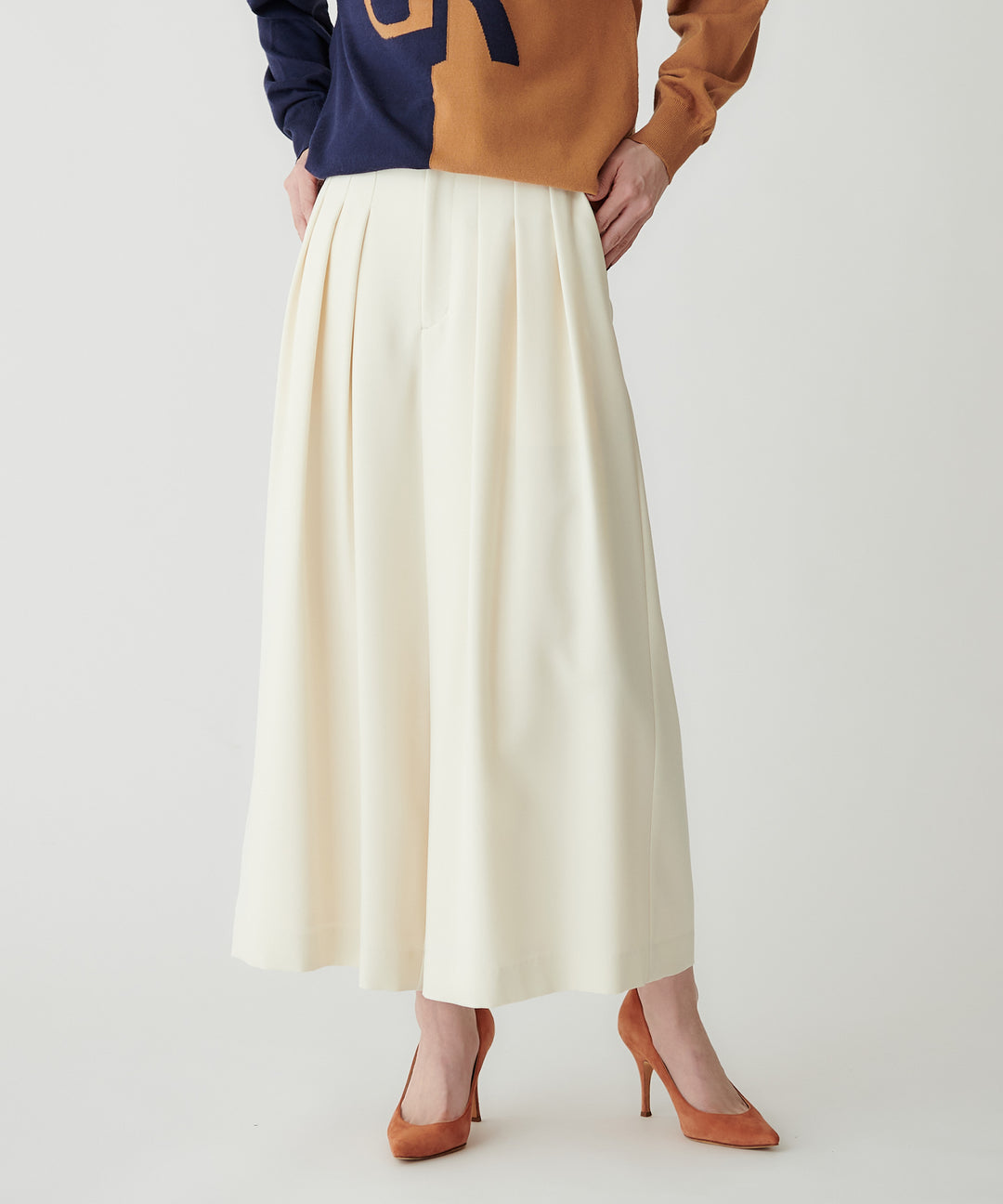 モデル H：167cm / 38 / オフホワイト