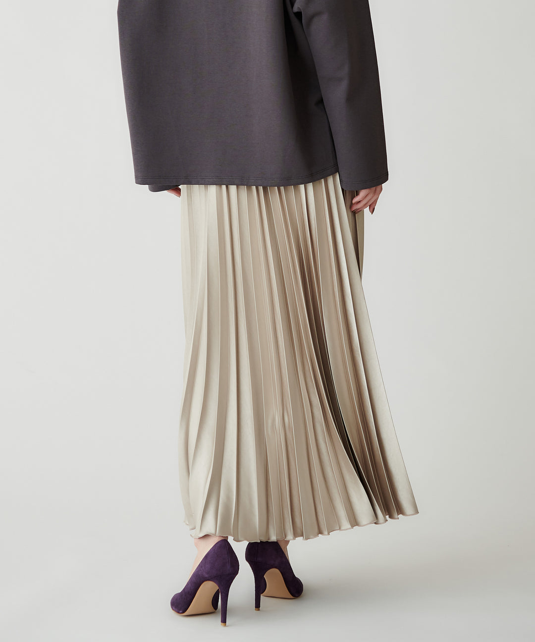 エアリーサテンプリーツスカート