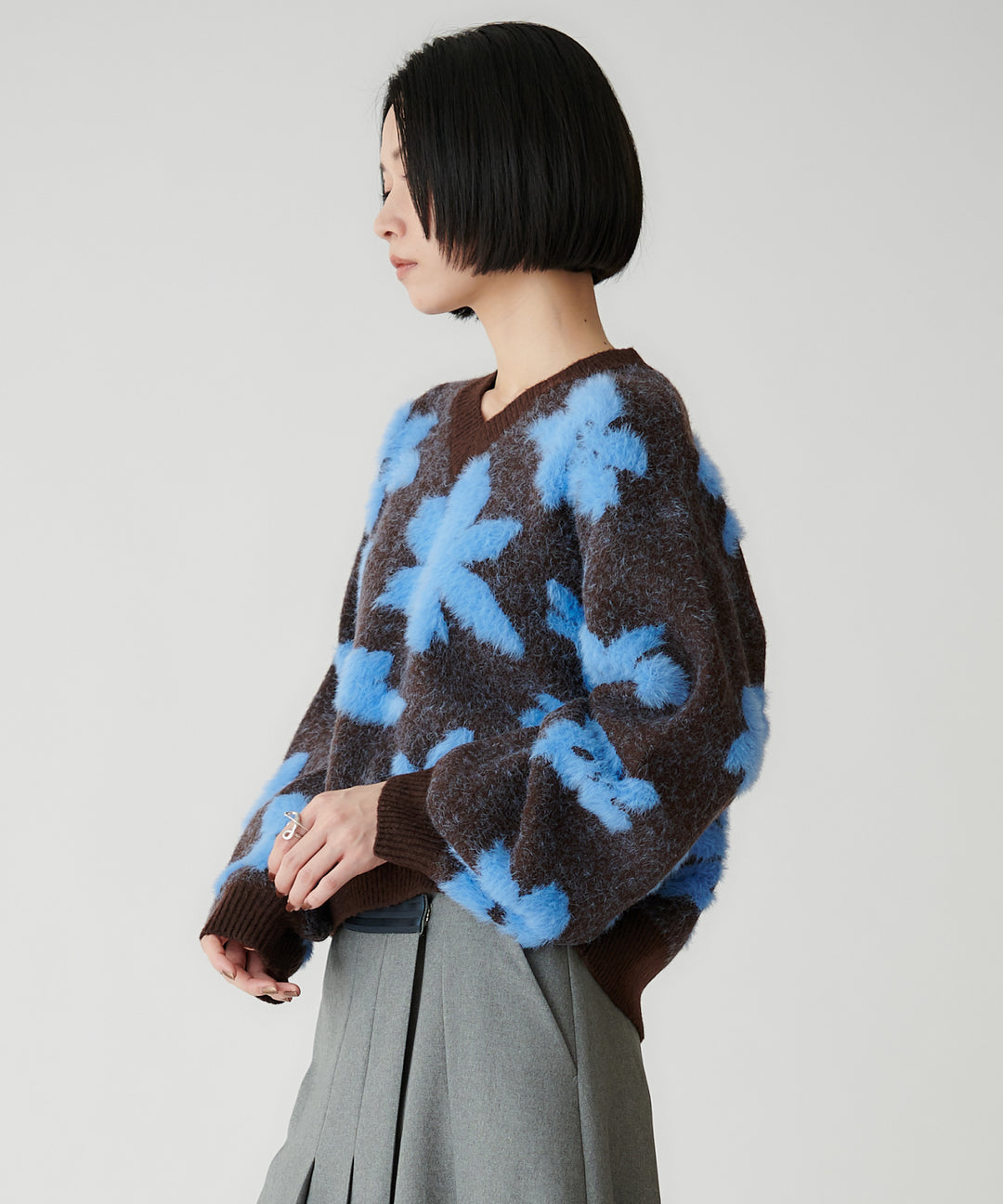 フェザーヤーンフラワー柄 Vネックニット