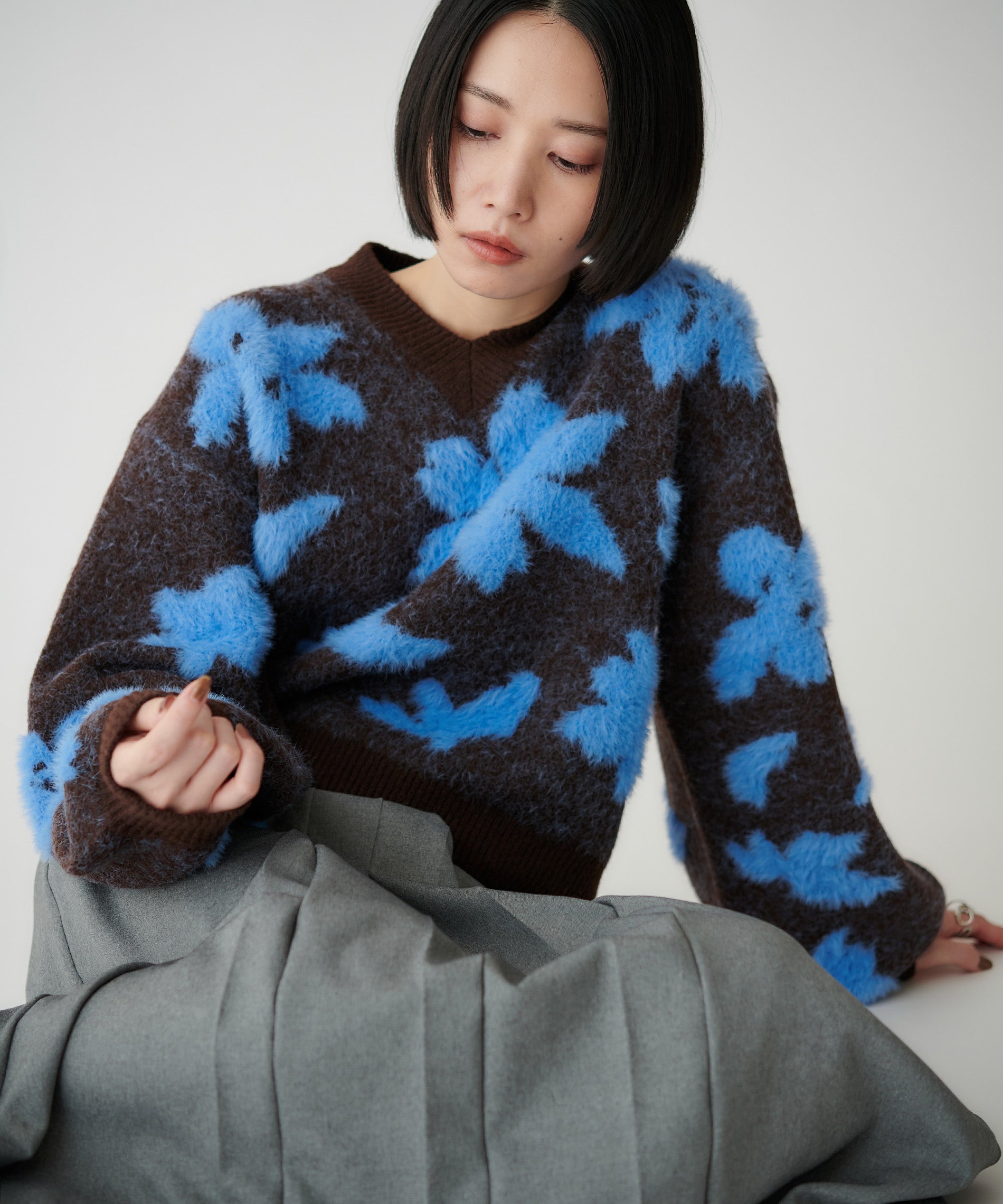 フェザーヤーンフラワー柄Vネックニット – FACE SANS FARD