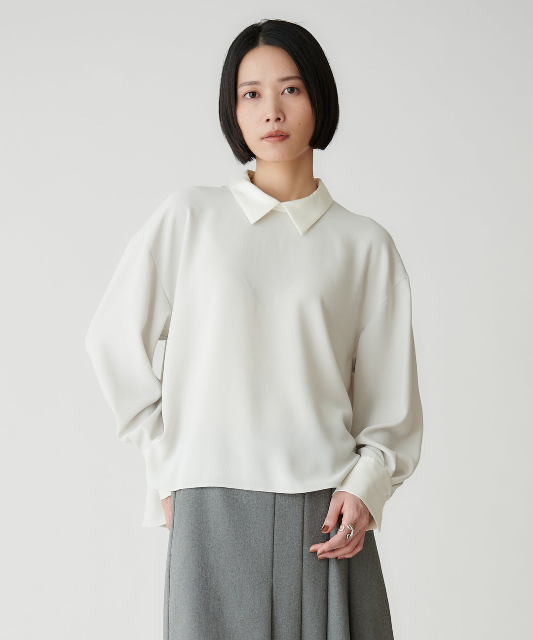 バックサテンジョーゼット衿付きブラウス