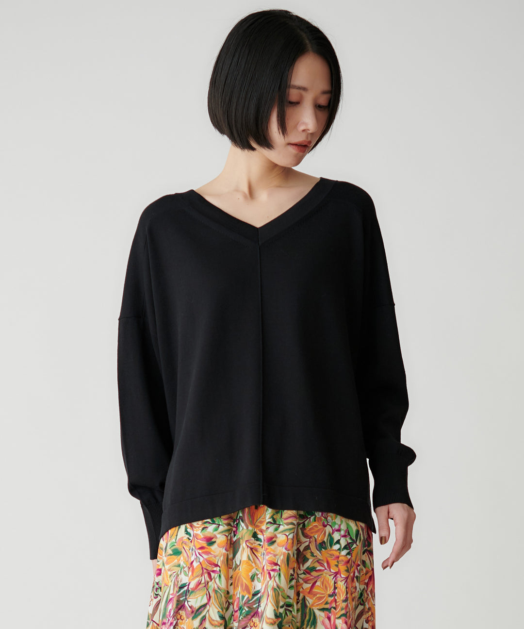 シンプルVネックニット