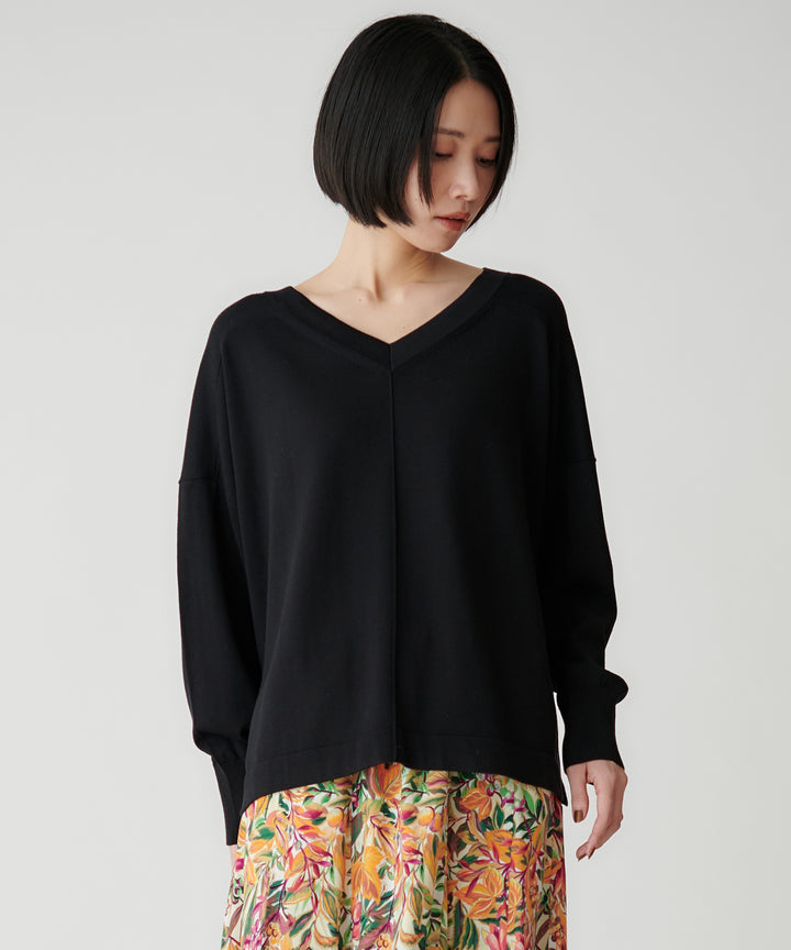 シンプルVネックニット