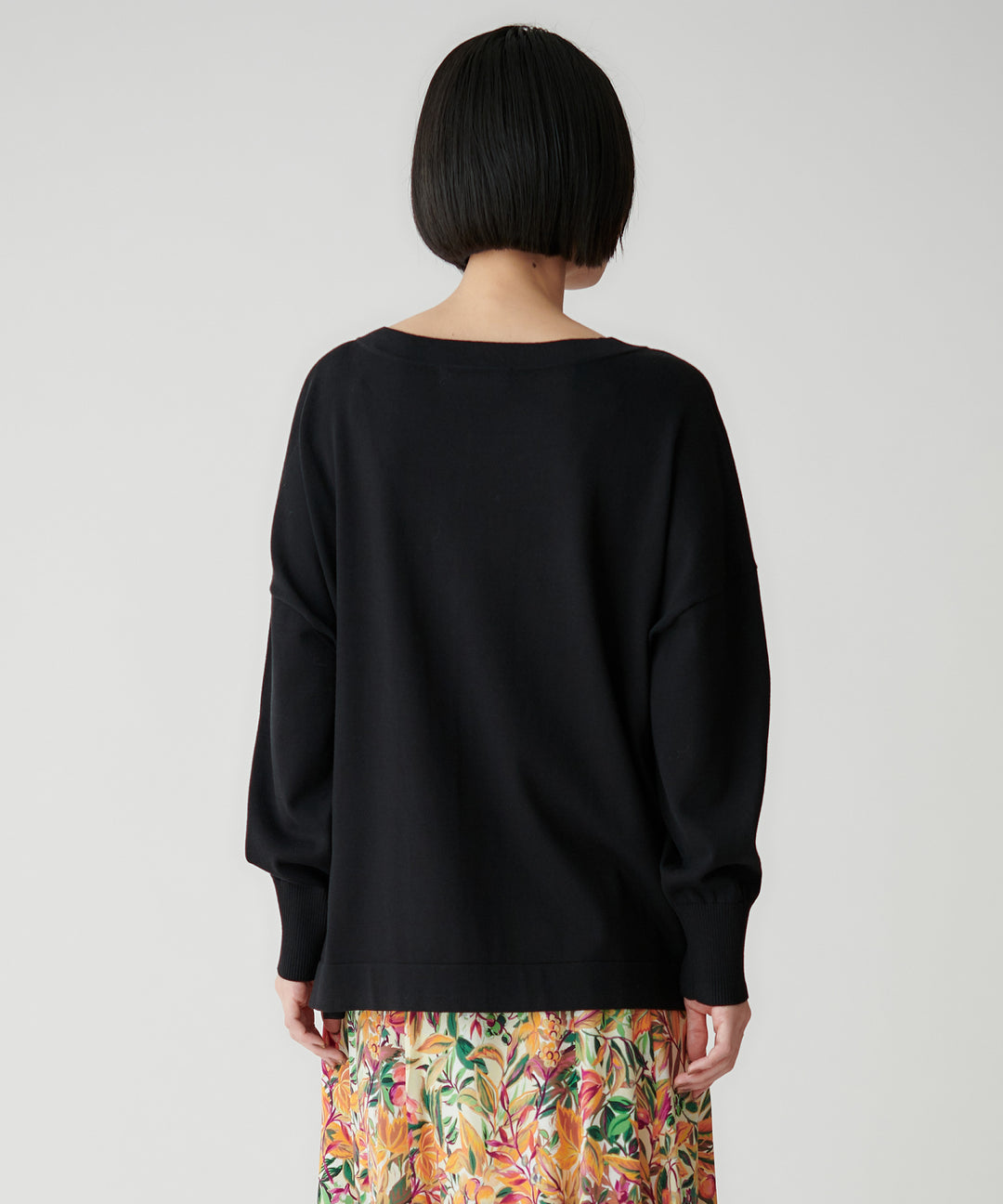 シンプルVネックニット