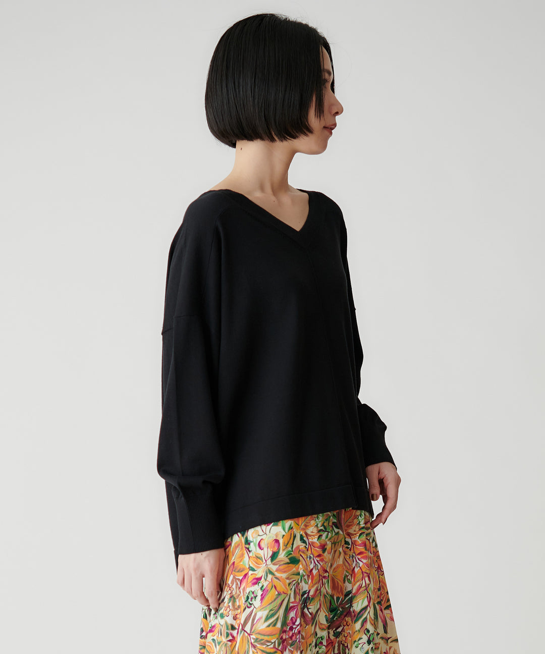 シンプルVネックニット