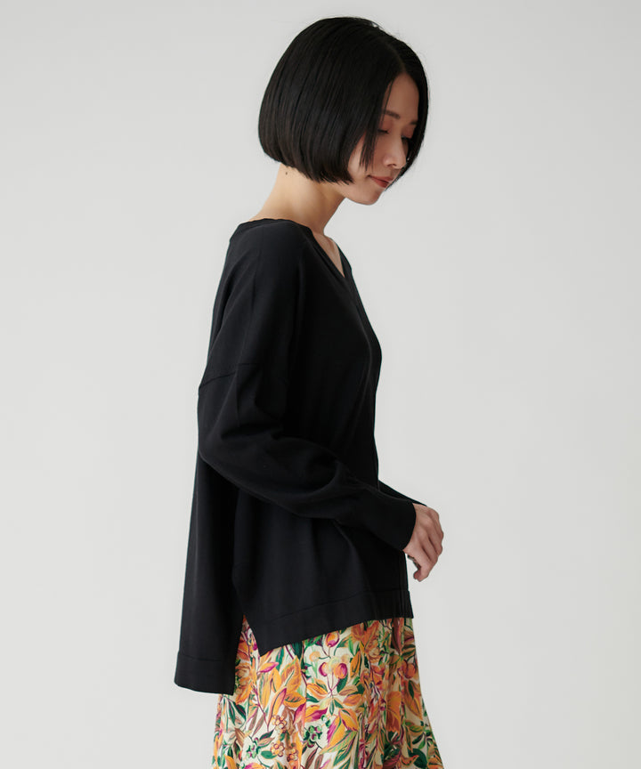 シンプルVネックニット