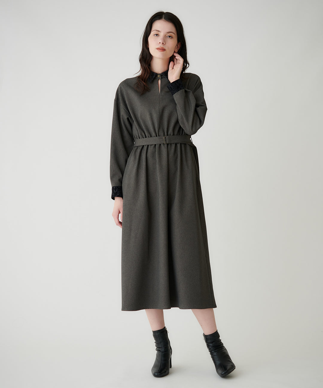 フロッキー襟フィット＆フレアワンピース