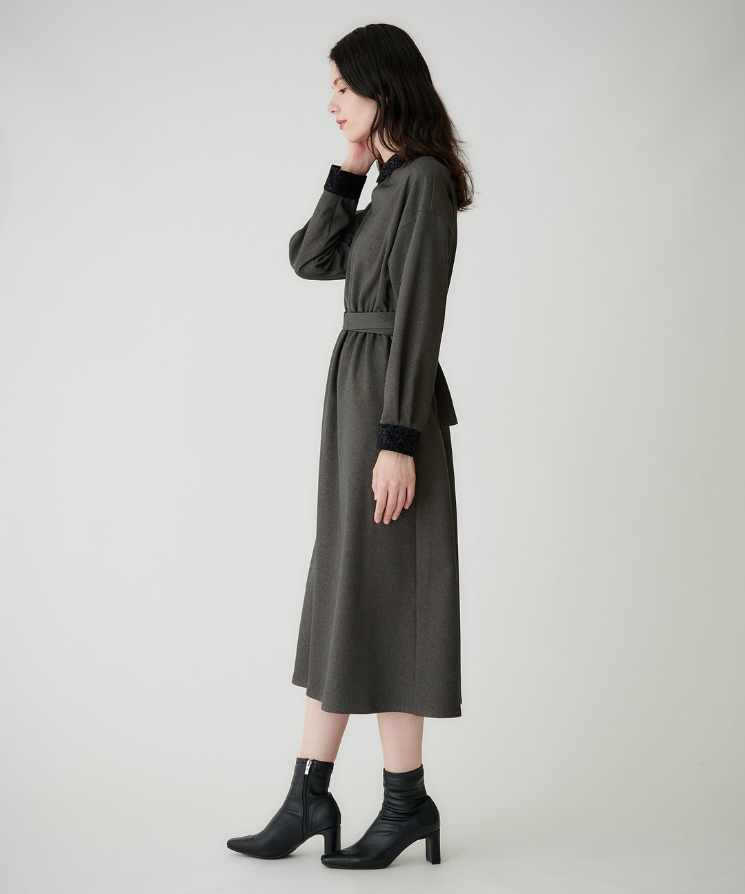 フロッキー襟フィット＆フレアワンピース