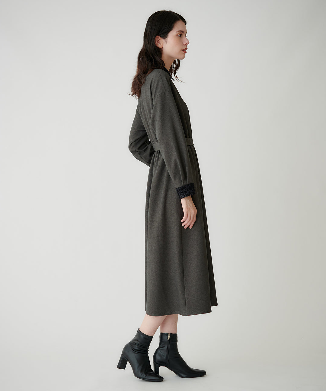 フロッキー襟フィット＆フレアワンピース