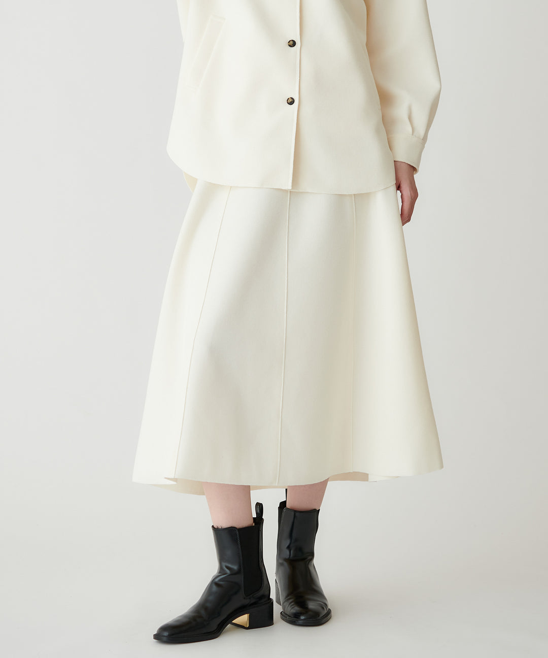 モデル H：172cm / 38 / オフホワイト