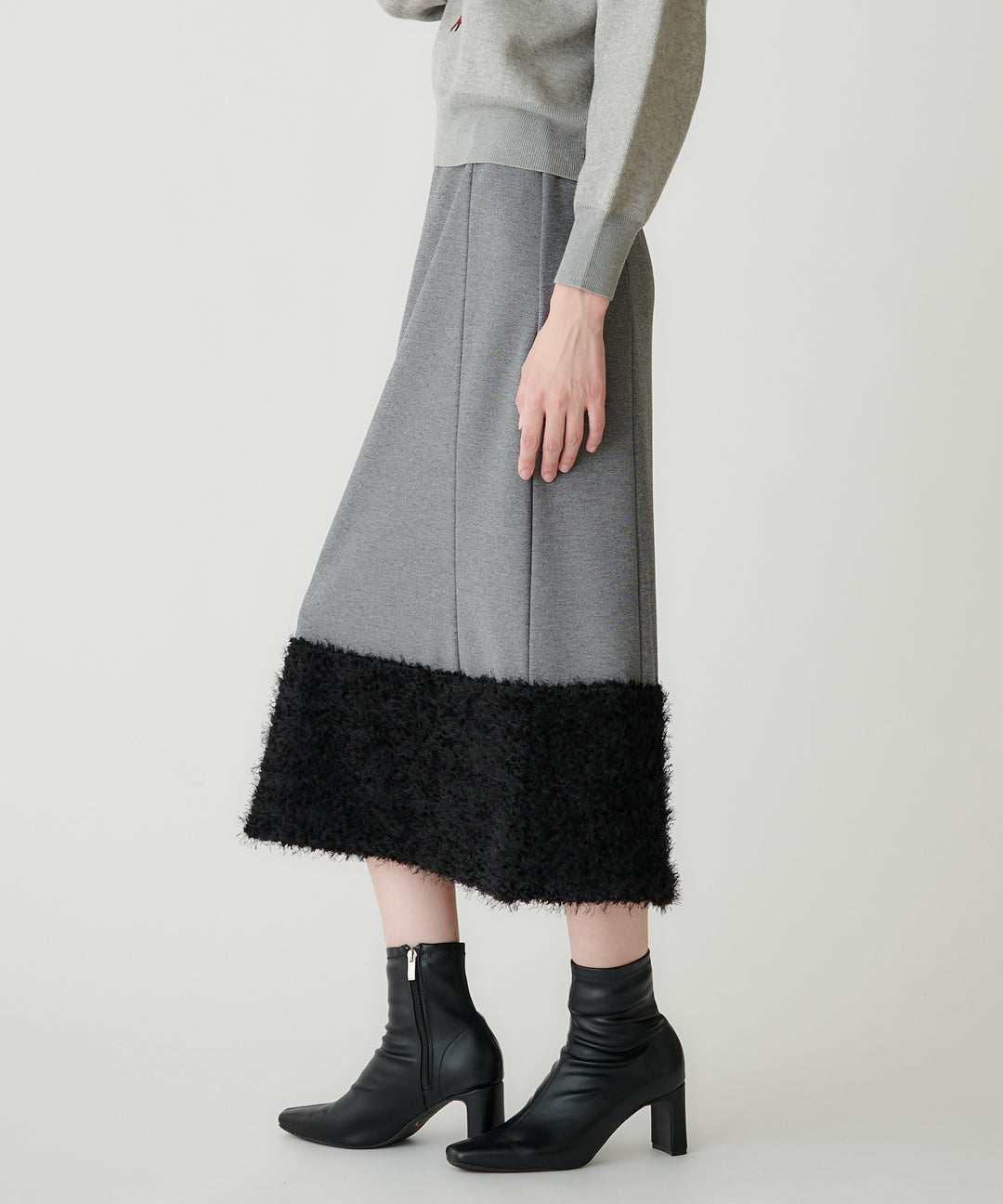 フェザーヘムポンチスカート