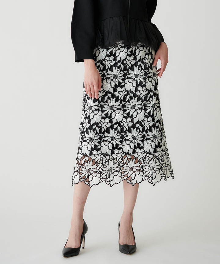 モデル H：172cm / 38 / オフホワイト×ブラック