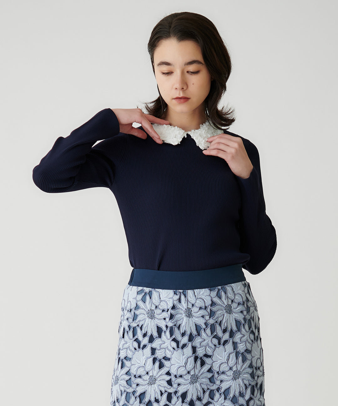 フラワーモチーフ衿付きリブニットプルオーバー