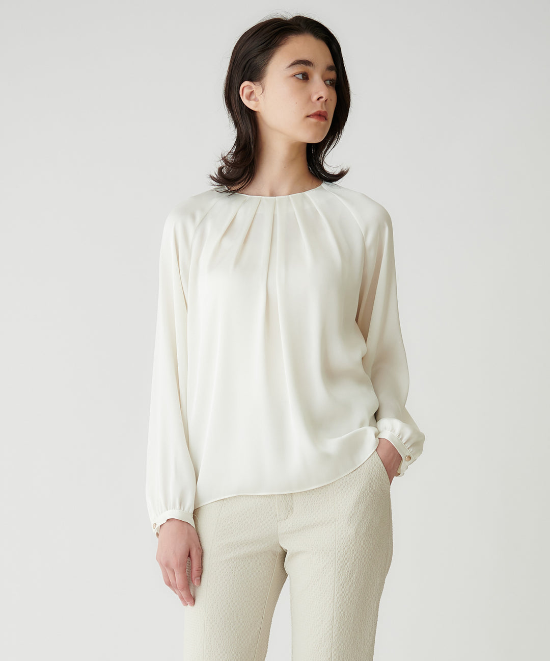タックデザインサテンブラウス