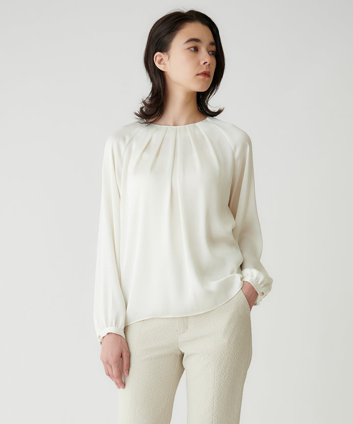 タックデザインサテンブラウス