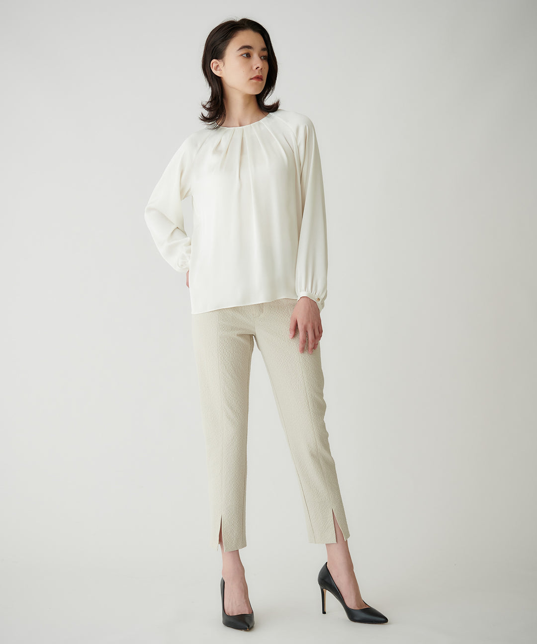 タックデザインサテンブラウス