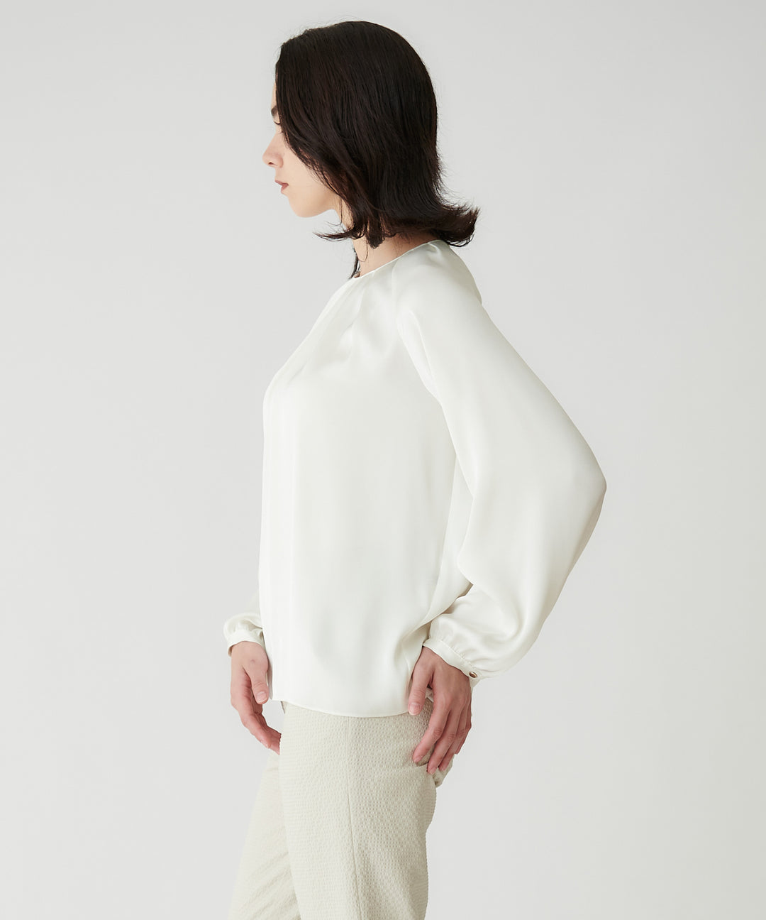 タックデザインサテンブラウス