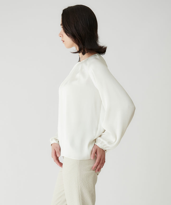 タックデザインサテンブラウス