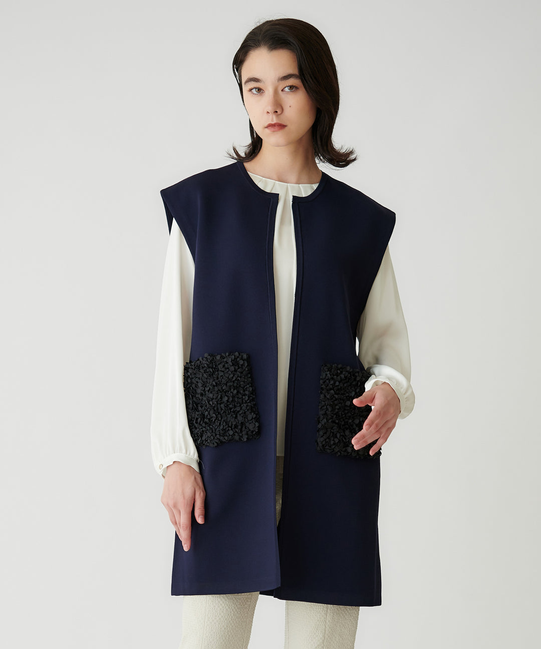 タックデザインサテンブラウス