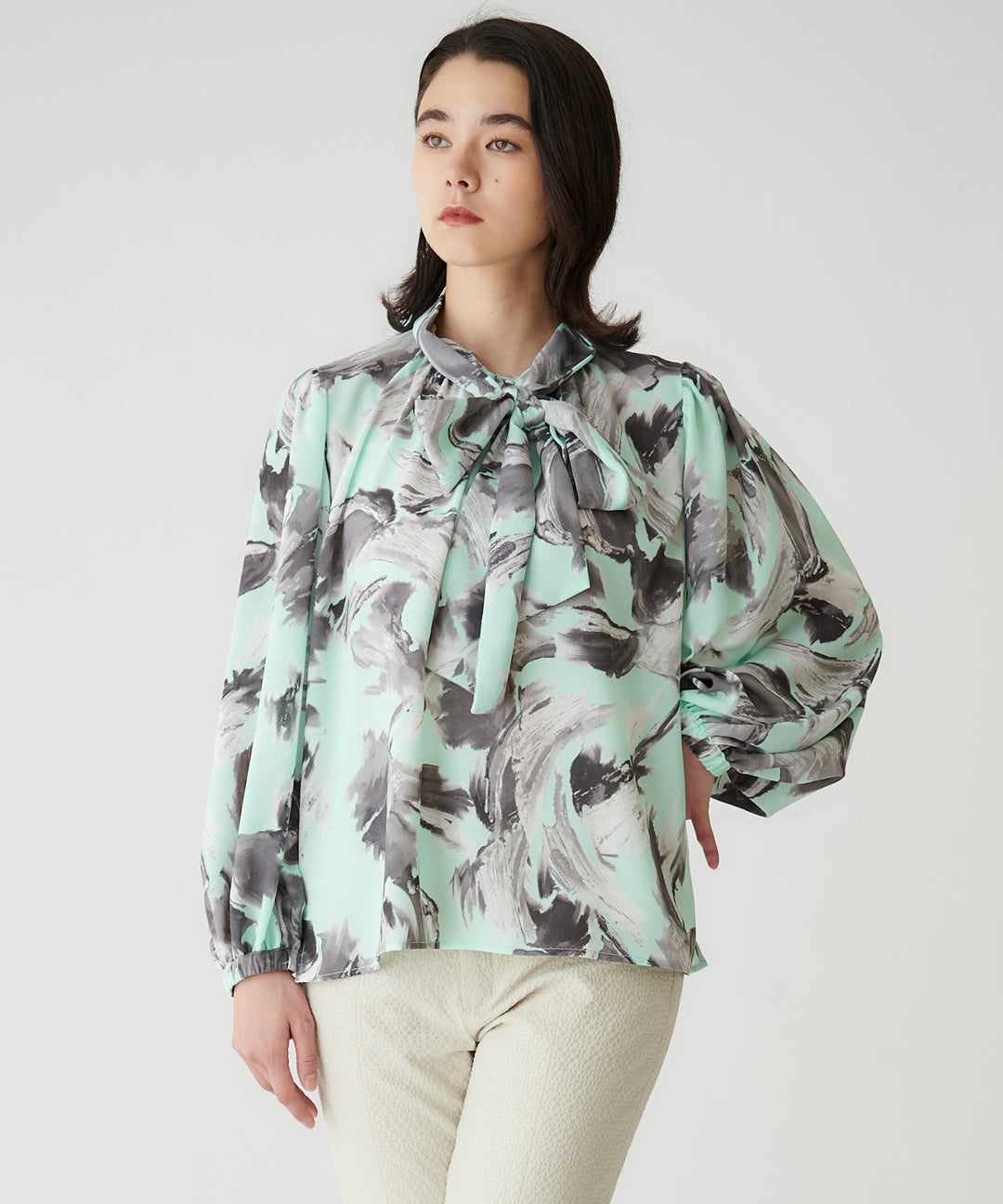 プリントボウタイブラウス