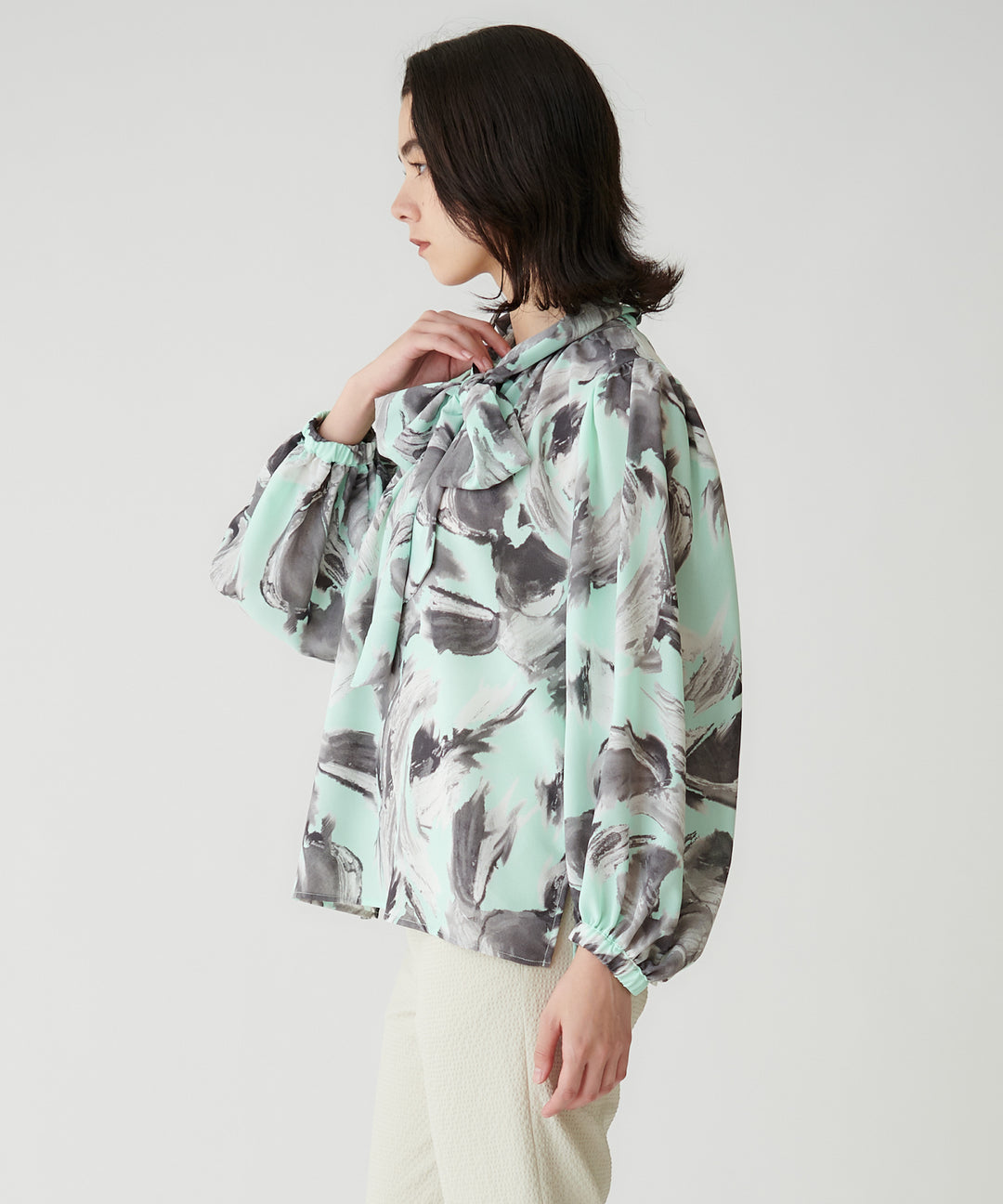 プリントボウタイブラウス