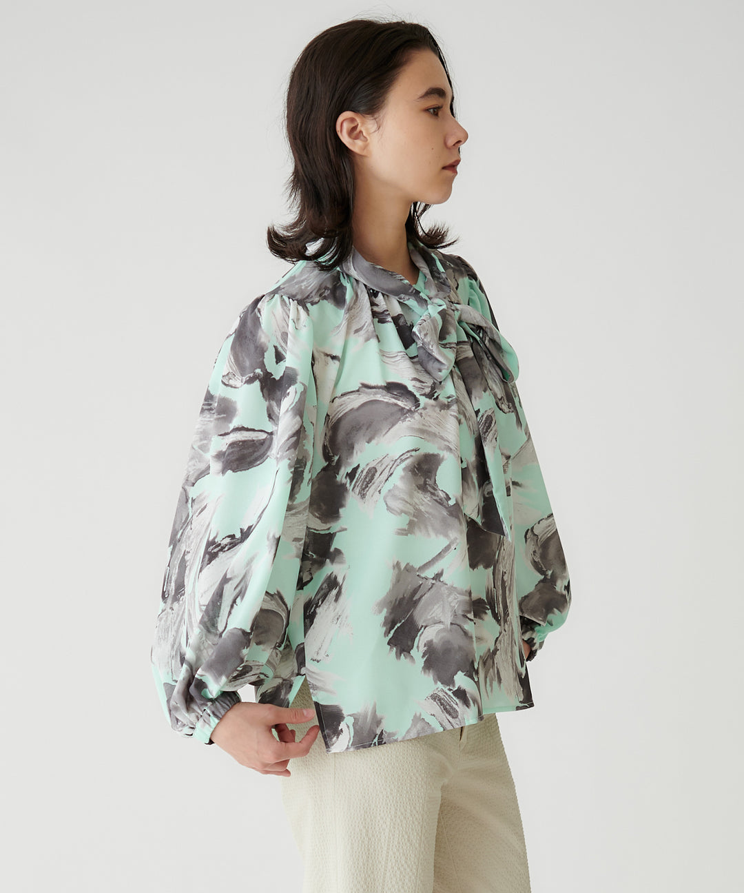 プリントボウタイブラウス