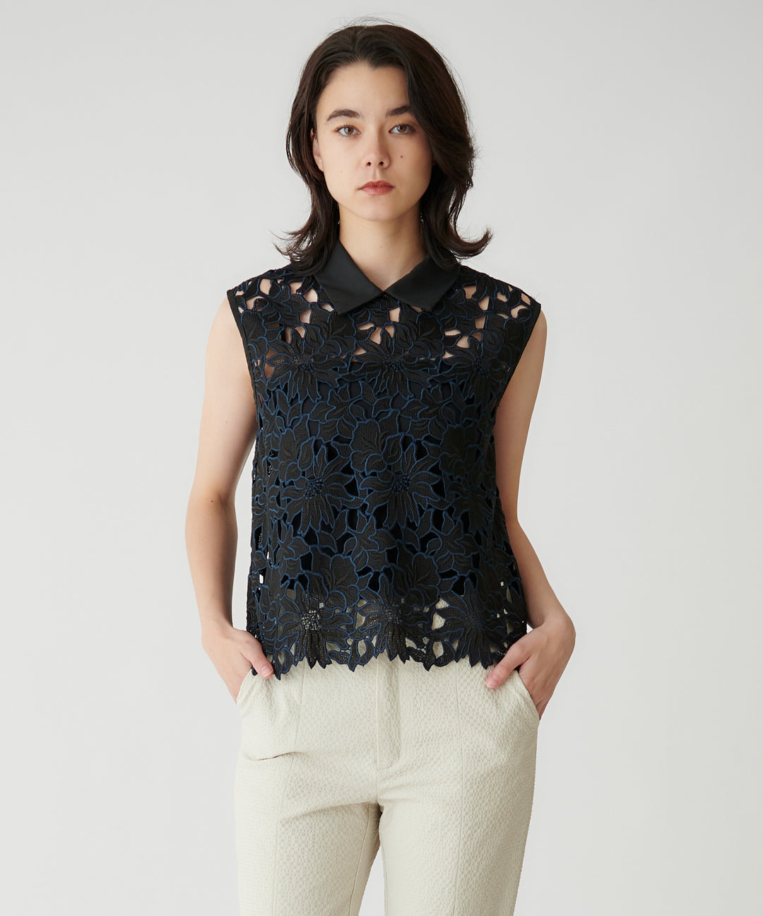 ケミカルレース衿つきノースリーブブラウス