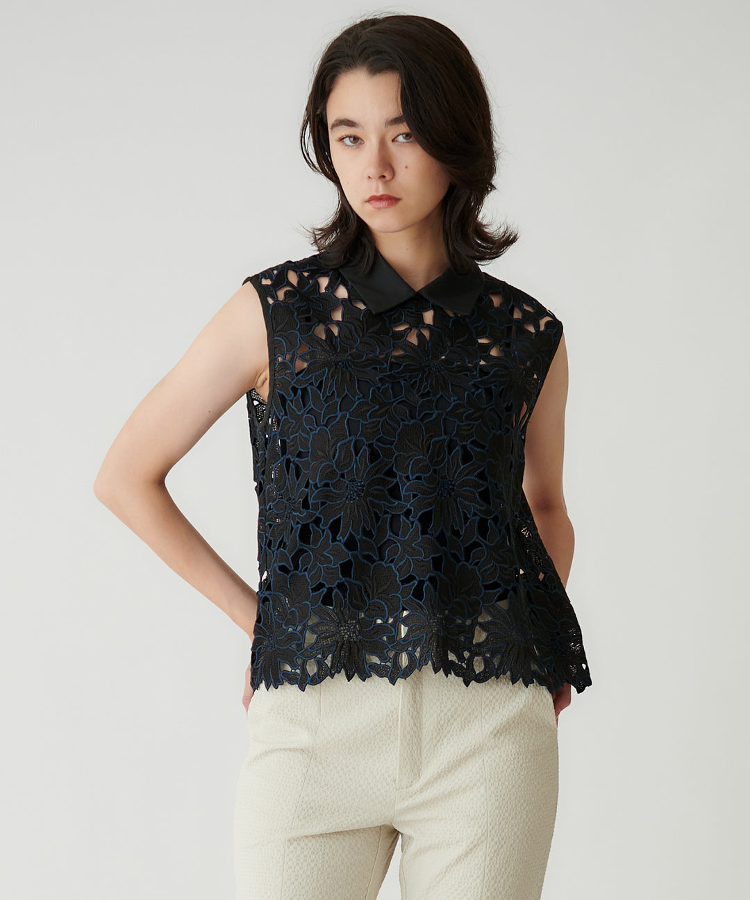 ケミカルレース衿つきノースリーブブラウス