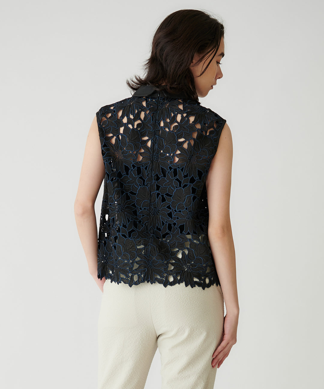 ケミカルレース衿つきノースリーブブラウス